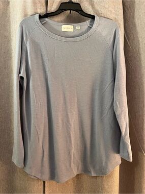 ma & tess Soft Crewneck Long-Sleeve Top in Light Blue